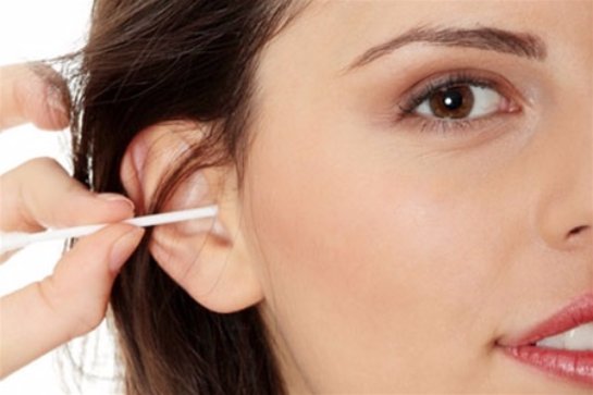 Как правильно и насколько часто следует чистить уши