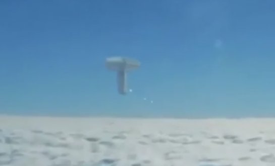 Новое видео НЛО: в США пассажиры авиалайнера увидели странный пугающий объект