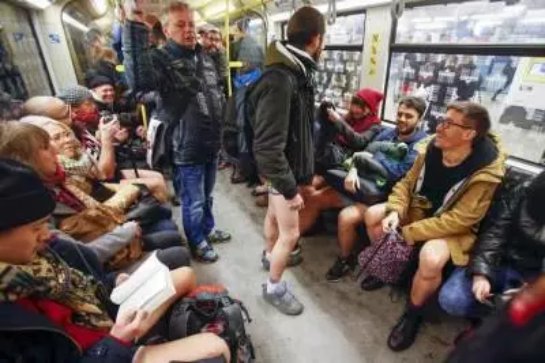 Веселый флешмоб: пассажиры метро без штанов позабавили Сеть