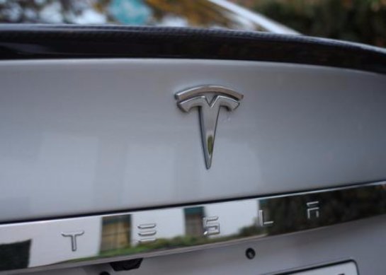 Американцы научили автомобиль Tesla слушаться голосовых команд (видео)