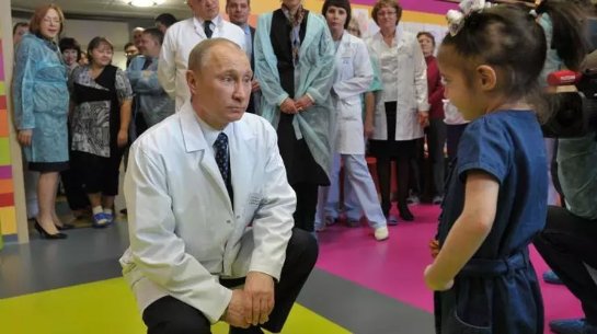 В Сети иронично высмеяли подарки Путина российским детям