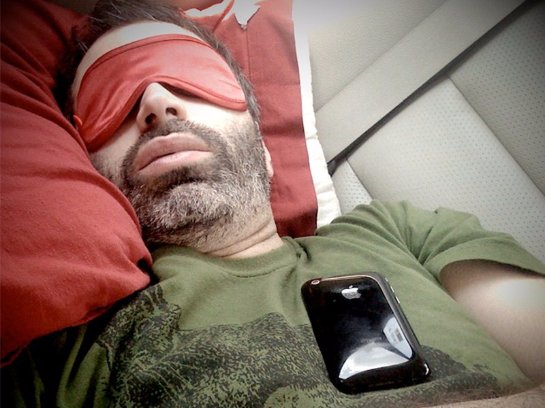 Ученые рассказали, почему лучше не спать с включенным мобильником