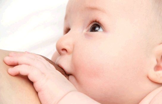 Ученые сравнили материнское молоко с вакциной