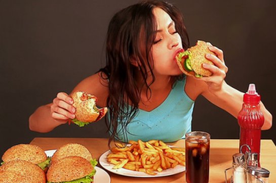 Ученые рассказали, почему люди срываются на диетах и как это предотвратить