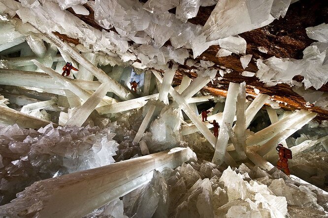 Пещера кристаллов, Мексика. Соединённая с шахтовым комплексом Найка, пещера расположена на глубине 300 метров и наполнена гигантскими кристаллами селенита. Температура в пещере достигает 58 °C, так что в ней даже при наличии специального оборудования невозможно находиться дольше чем полчаса.