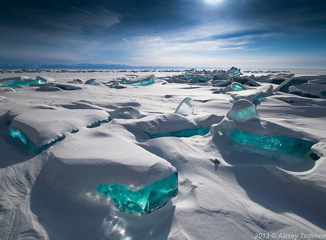 Озеро Байкал, Россия. Крупнейший, чистейший и древнейший пресноводный водоём на Земле, содержащий около 20% мирового запаса пресной воды. В нём водится 1700 растений и животных, многие из которых эндемичны Байкалу. Зимой озеро замерзает почти целиком, образуя лёд невероятной формы и красоты.