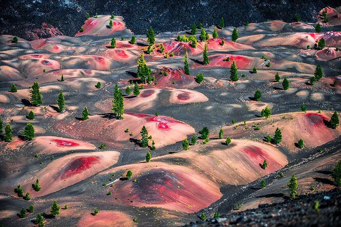 Лассен-Волканик, Северная Калифорния, США. Разноцветные дюны на территории национального парка сформированы, как и многие другие примеры невероятного ландшафта, вследствие вулканической активности.