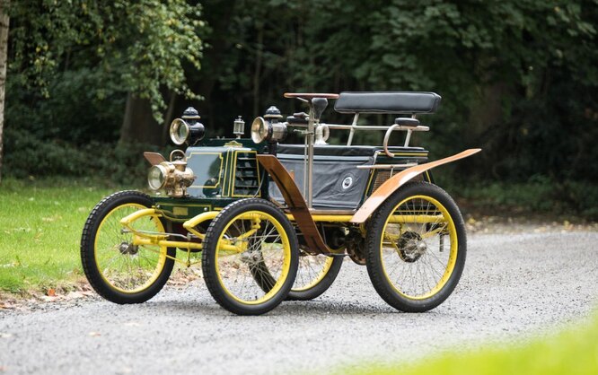 Vivinus – одна из первых бельгийских автомобильных фирм. Строила собственные машины с 1895-го (!) по 1912 год. После разорения основатель Алексис Вивинус перешёл на работу в компанию Minerva. На снимке модель Vivinus 3½HP Two-Seater Voiturette 1899 года.