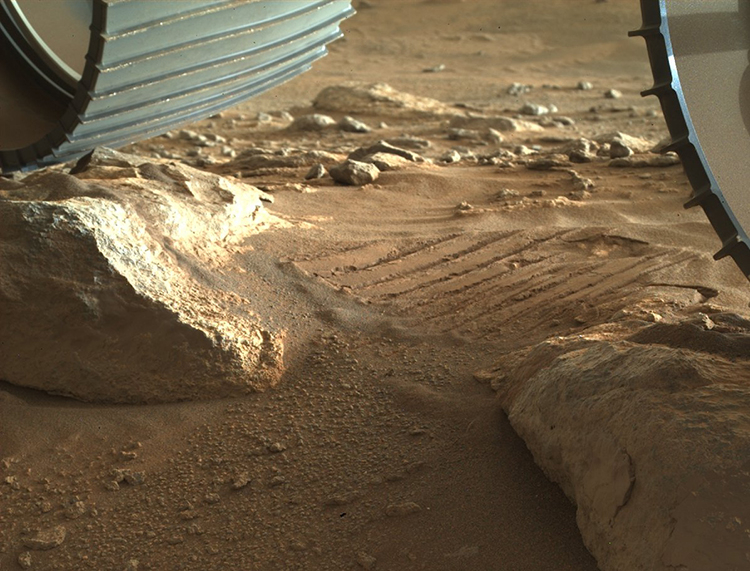 Марсоход Perseverance полностью очистился от фрагментов грунта, заклинивших механизм сбора образцов пород Марса