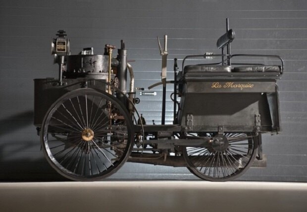 Четырехместная машина La Marquise по праву считается одним из первых автомобилей класса «люкс». Роскошный аппарат не только развивал скорость до 59 км/ч, он остается на ходу и по сей день, хотя был выпущен в 1884 году! Последний раз машина была продана на аукционе за $ 4,260,000.