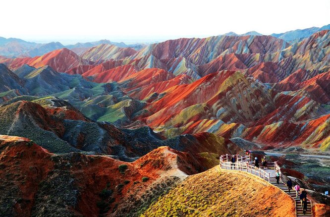 Геопарк Данься, Китай. Уникальные разноцветные скалы в геопарке образованы отложениями песчаника и других ископаемых, формировавшимися с мелового периода.