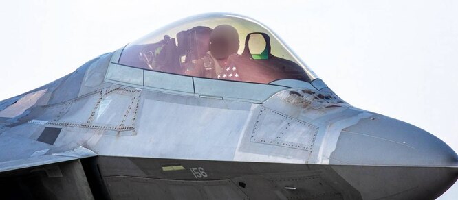 Как стареют истребители: посмотрите на фото облезающего F-22