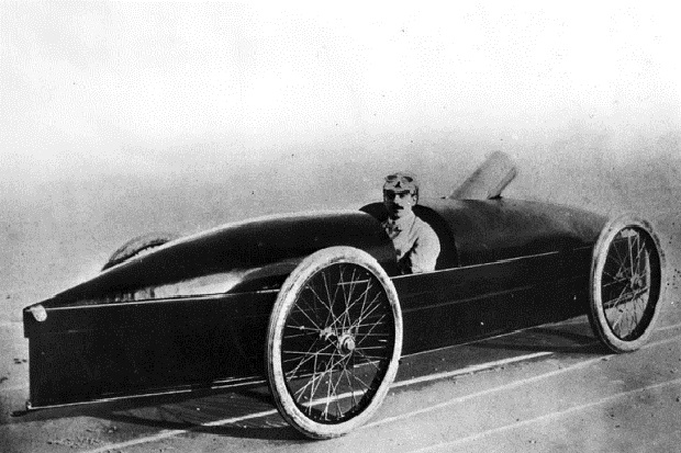 Хищный «спорткар» Stanley Rocket установил рекорд скорости в 205 км/ч при заезде в 1 милю в 1906 году, что стало знаменательным событием для всего автопрома. Гонщик Фред Марриотт, совершивший заезд, через год попытался побить собственный рекорд на усовершенствованной модели автомобиля, но потерпел неудачу – чудо инженерной мысли просто развалилось на неровностях трассы.