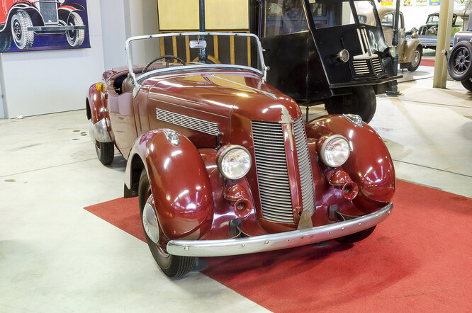 Imperia с 1906 по 1948 год была ведущим автомобилестроительным предприятием Бельгии. На снимке – последняя модель марки, Imperia TA-8 с кузовом «родстер». В 1948-49 годах было изготовлено порядка 1000 таких машин, после чего компания перешла на сборку «Стандартов» и «Адлеров», а в 1957 году окончательно разорилась.