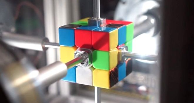 Увлекательное видео: как робот собирает кубик Рубика за 0,38 секунды