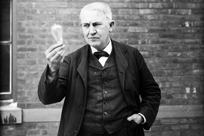 Томас Эдисон демонстрирует публике свою разработку
