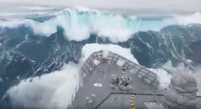 Корабль попал в сокрушительный шторм: ужасающее видео
