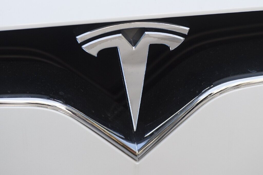 Главы индийских штатов «воюют» в Twitter из-за завода Tesla. Кто же победит?