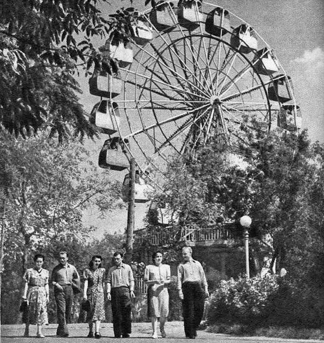 И конечно, гвоздь программы – «Колесо обозрения». Всем известен аттракцион в виде большого вертикального колеса, к ободу которого крепятся кабинки для пассажиров. На фото – Малое колесо Обозрения (а тогда просто «Колесо обозрения») в ЦПКиО им. Горького, 1934 год.