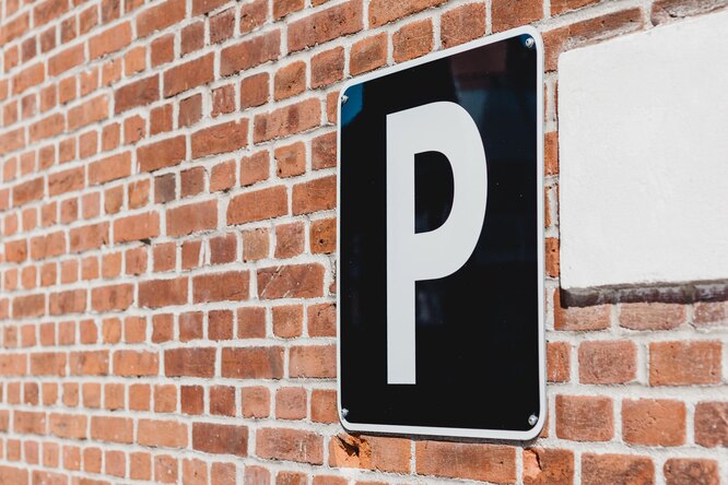 Сложная ситуация на парковке: угадайте, имеет ли право водитель парковаться в указанном месте