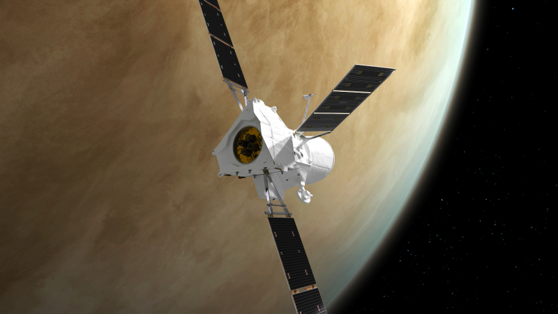 BepiColombo в пролетной конфигурации на фоне Венеры. Перелетный модуль (ЕКА) показан со стороны ионных двигателей и с раскрытыми солнечными батареями. Графика ЕКА