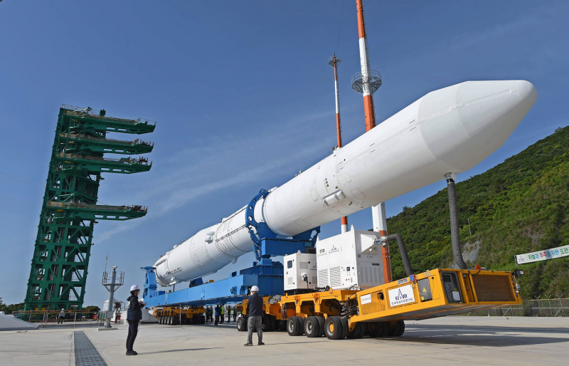 Вывоз на старт южнокорейской ракеты-носителя KSLV-2 Nuri. Фото KARI