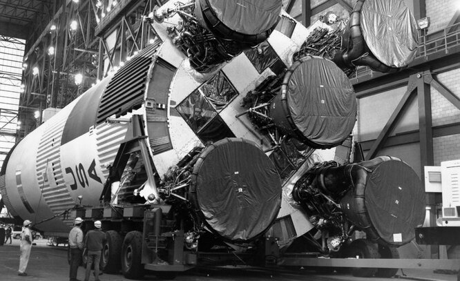 Ракеты от Chrysler появились после того, как президент Гарри Трумэн в 1950 назначил главу Chrysler Кауфмана Келлера своим «главным по ракетам». Данное сотрудничество вылилось в семейство ракет Редстоун – баллистических, ракет-носителей и геофизических ракет. Именно такая ракета-носитель, к примеру, отправила астронавтов Аполлона-11 на Луну.