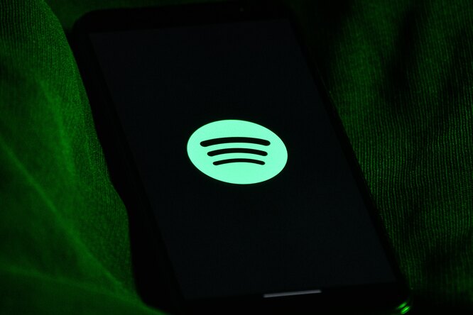 «Правила, которыми руководствуются все наши креаторы»: Spotify обновила свою ковид-политику после бойкота музыкантов