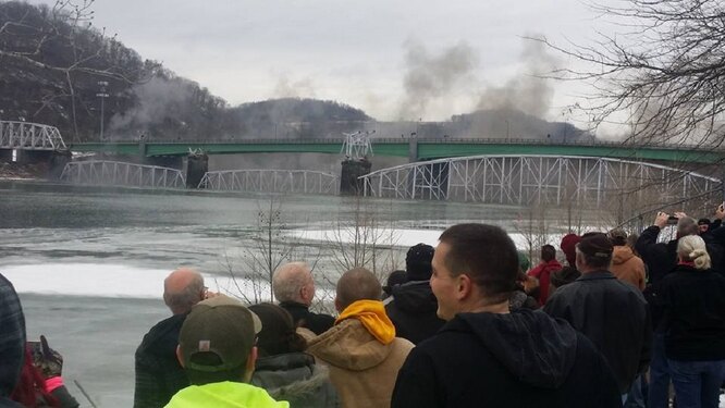 Посмотрите, как демонтажники взорвали столетний мост