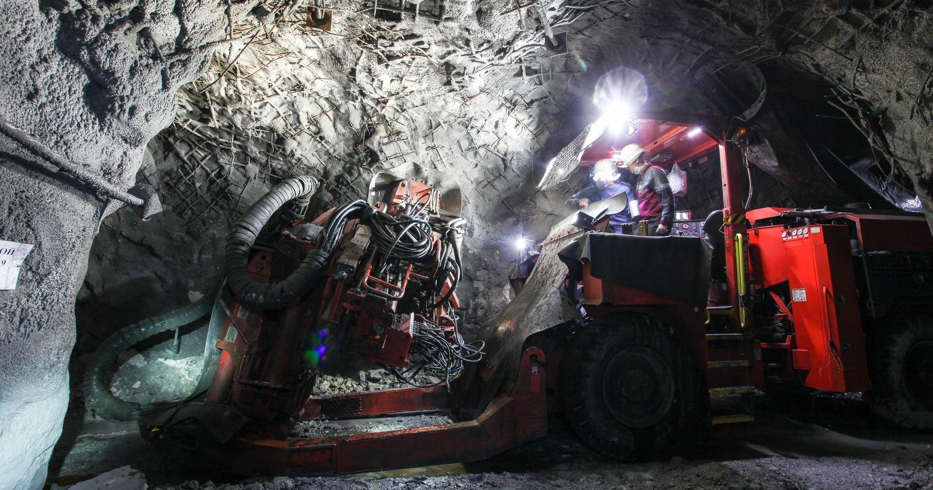 Как работает подземная буровая машина: спускаемся в шахту
