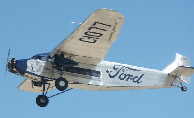 Ford Trimotor – попытка Генри Форда вложиться в авиабизнес по окончанию Первой Мировой. Trimotor был вдохновлён дизайном немецкого Fokker, и в период с 1926 по 1933 год было выпущено 199 таких самолётов. Ранняя версия 4-AT была рассчитана на двух пилотов и восемь пассажиров, 5-AT могла перевозить тринадцать человек.