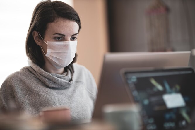Британские ученые: Комбо защитной маски и колготок лучше всего защищают от коронавируса
