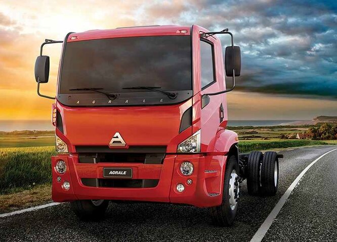 Agrale – ведущий бразильский производитель грузовиков, автобусов и сельскохозяйственной техники. Компания существует с 1962 года, на иллюстрации Agrale 14000 LX. Интересно, что у грузовиков Agrale нет названий моделей, число означает грузоподъёмность в килограммах, а LX – модификацию.