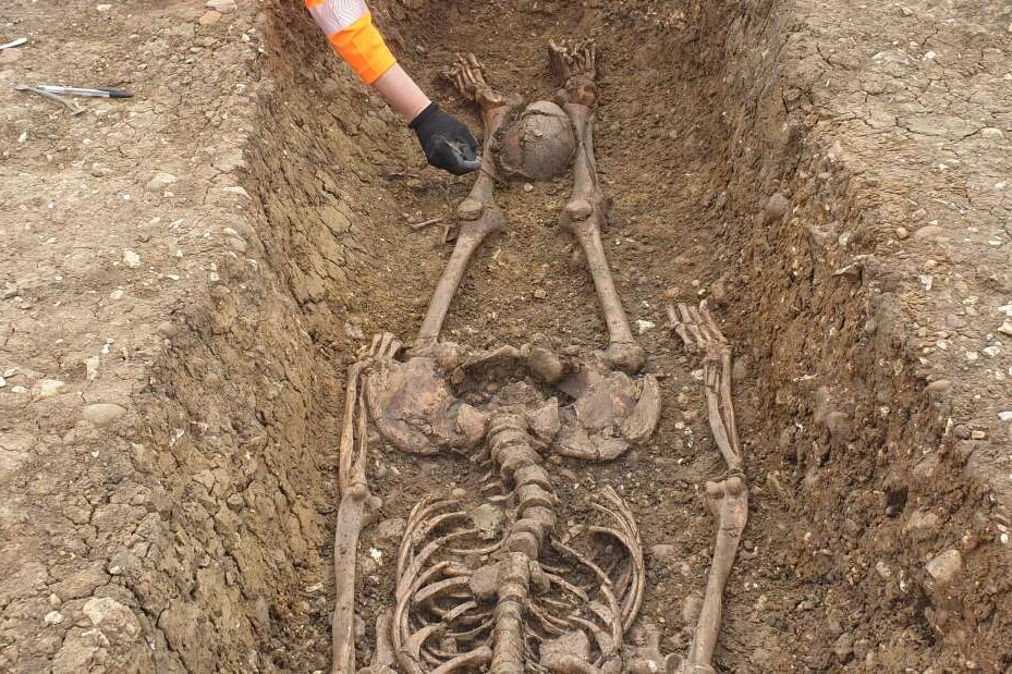 40 обезглавленных скелетов с черепами, уложенными между ног, найдены на римском кладбище в Великобритании