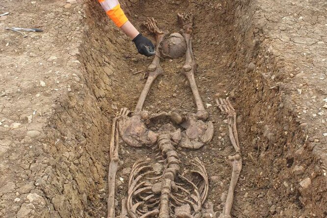 Около 40 обезглавленных скелетов с черепами между ног найдены на римском кладбище в Великобритании