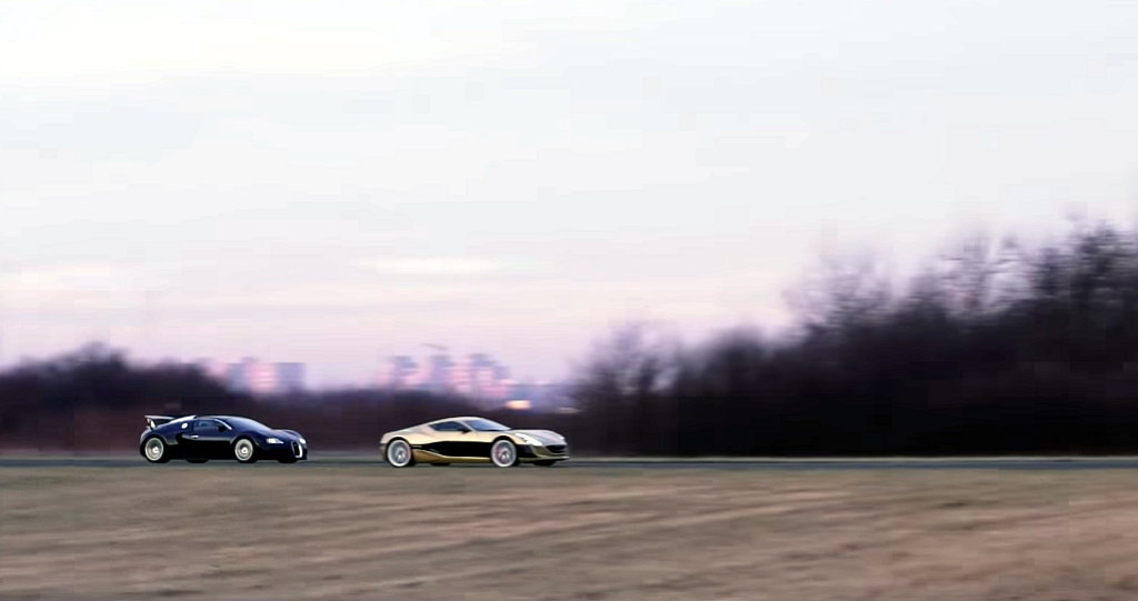 Посмотрите, как электрокар обгоняет самый быстрый автомобиль в мире