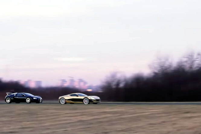 Посмотрите, как электрокар обгоняет самый быстрый автомобиль в мире