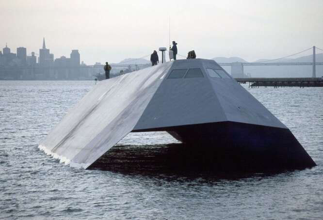 The Sea Shadow (IX-529). Компания Lockheed Martin построила Sea Shadow, чтобы та стала лодкой-невидимкой, способной избегать обнаружения на радарах. С 1984 по 1993 год военно-морской флот Соединенных Штатов в тайне проводил испытания, прежде чем обнародовать информацию для общественности. Выполненная в стиле SWATH, лодка была демонтирована в 2012 году после того, как военно-морской флот безуспешно пытался ее продать