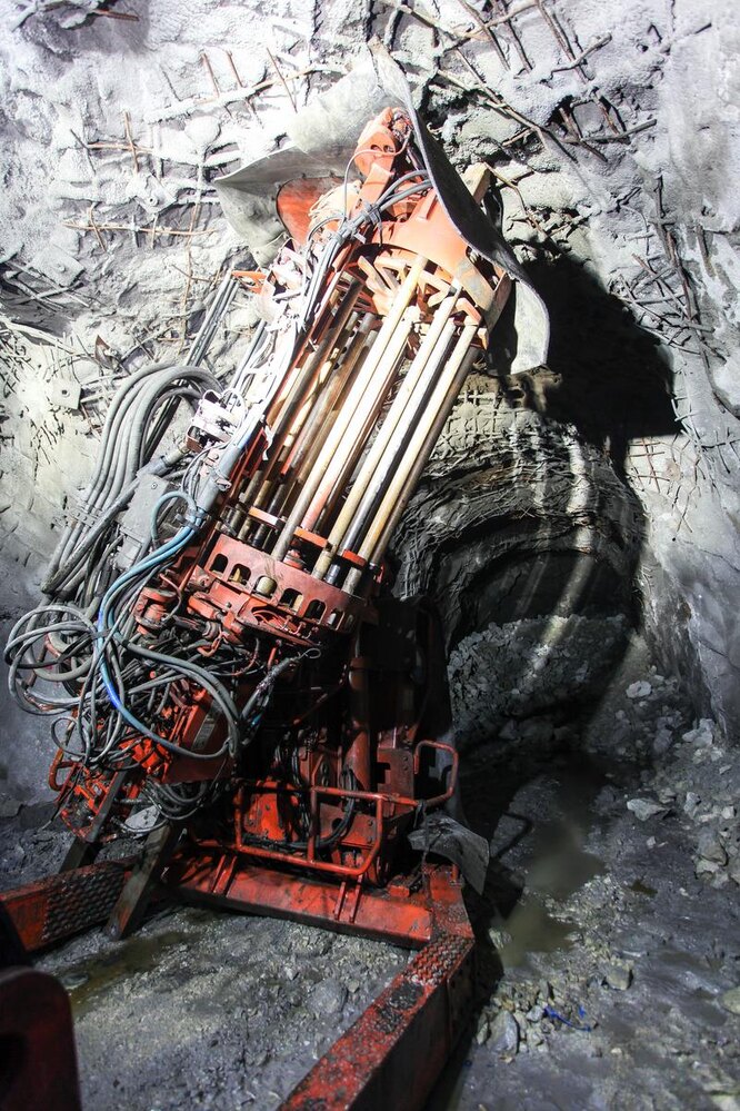 Как работает подземная буровая машина: спускаемся в шахту