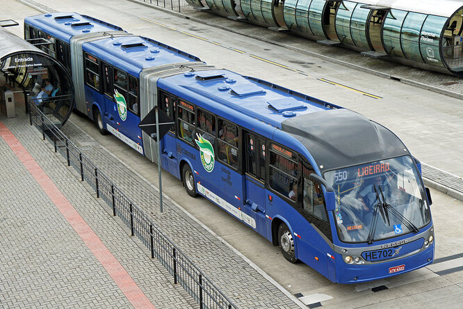 Это знаменитый Neobus Mega BRT, один из самых длинных серийных автобусов в мире. Компания Neobus молодая, основана в 1999 году, но благодаря «Меге» заявила о себе в полный рост (конечно, в линейке есть и «нормальные» автобусы).
