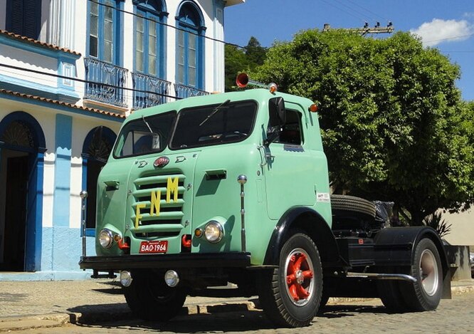 FNM (Fabrica Nacional de Motores) – компания, существовавшая с 1942 по 1982 год и изначально специализировавшаяся на двигателях. Впоследствии FNM строила свои грузовики и легковые автомобили, а также собирала Alfa Romeo, устанавливая на них собственные моторы. На снимке грузовик FNM D-11.000 1964 года выпуска.