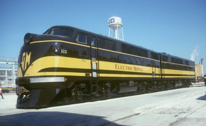 GM EMD FT 103 Demonstrator – полноценный поезд от General Motors, послуживший в своё время праведному делу демонстрации превосходства дизельных двигателей над паровыми. Подобные локомотивы выпускались с конца 1930-х и в военные годы. К 1954 было продано около 15 тысяч дизельных локомотивов, а паровозы окончательно отошли в прошлое.