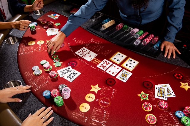 Покер румы с фрироллами: особенности игры в комнатах без депозита