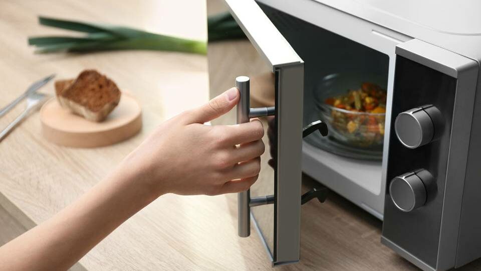 Как выбрать недорогую микроволновку размером подходящим для вашей кухни?