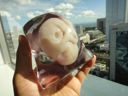 3D принтер напечатает фигурку человеческого эмбриона