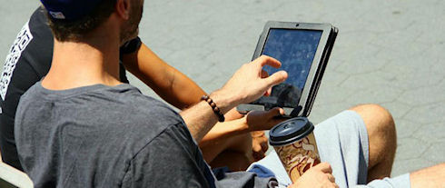 Парень погиб под колесами автомобиля, спасая iPad Парень погиб под колесами автомобиля, спасая iPad