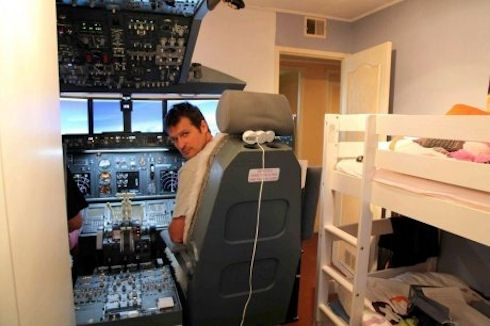 Бармен построил копию кабины Boeing 737 у себя дома