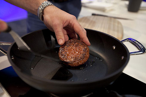 В Лондоне был продегустирован гамбургер из искусственного мяса