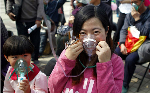 В Китае активисты развозят по городам чистый воздух
