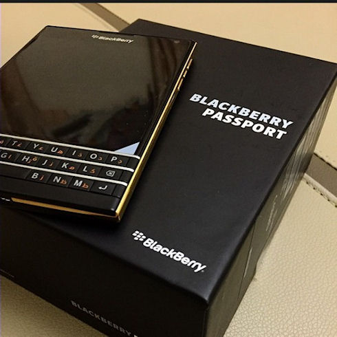Фотографии BlackBerry Passport в золотой «обложке»